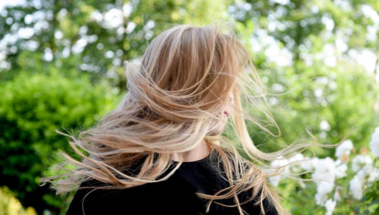 la shade di capelli perfetta per ringiovanire